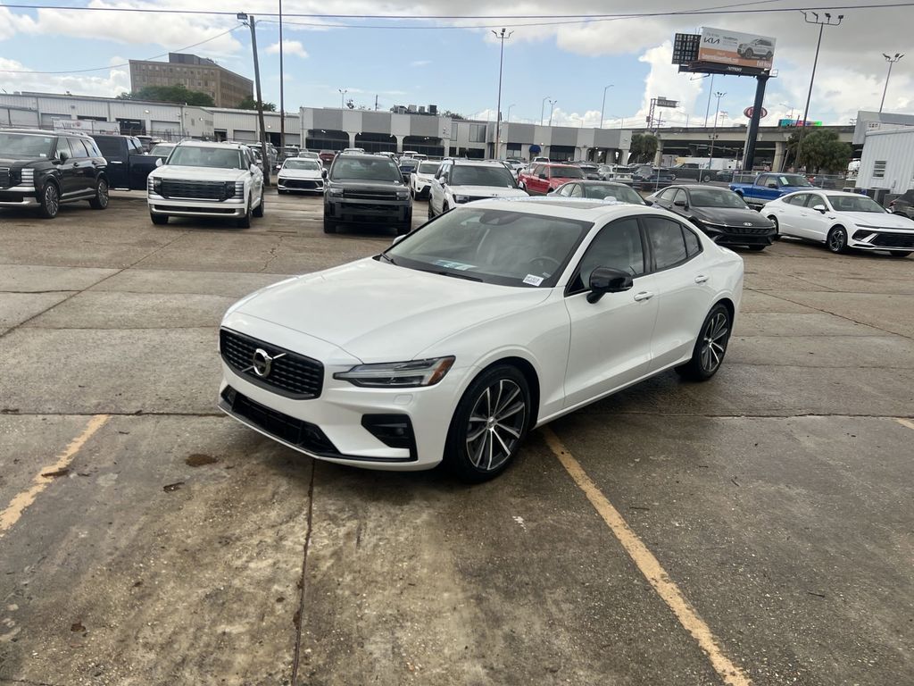 White 2022 Volvo S60 B5 Momentum AWD Sedan All-Wheel Drive Automatic