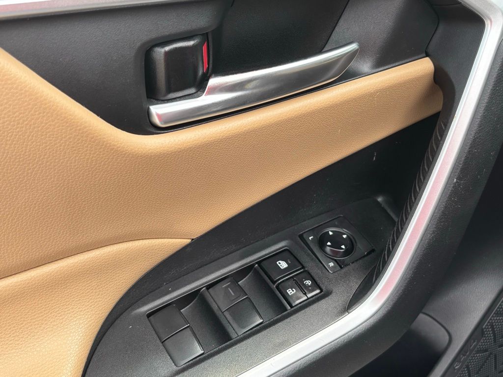 2021 Toyota RAV4 Hybrid XLE photo