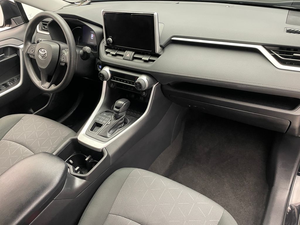 2024 Toyota RAV4 XLE 19