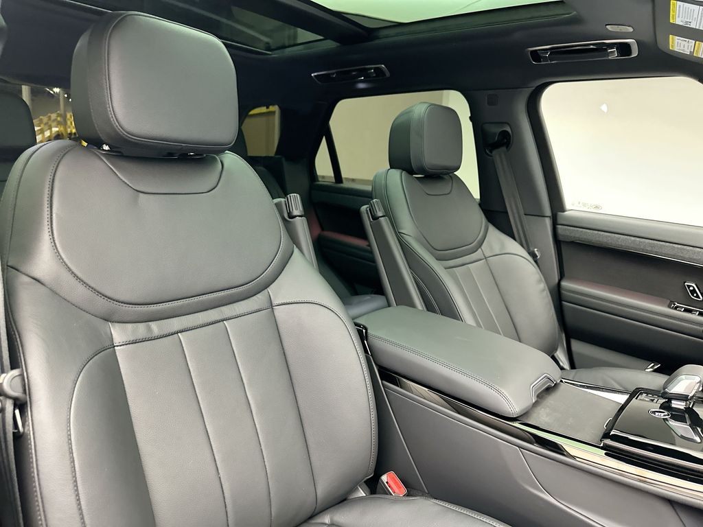 Thumbnail: 2025 Land Rover Range Rover Sport - 4