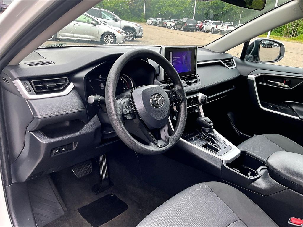 2024 Toyota RAV4 — photo 8