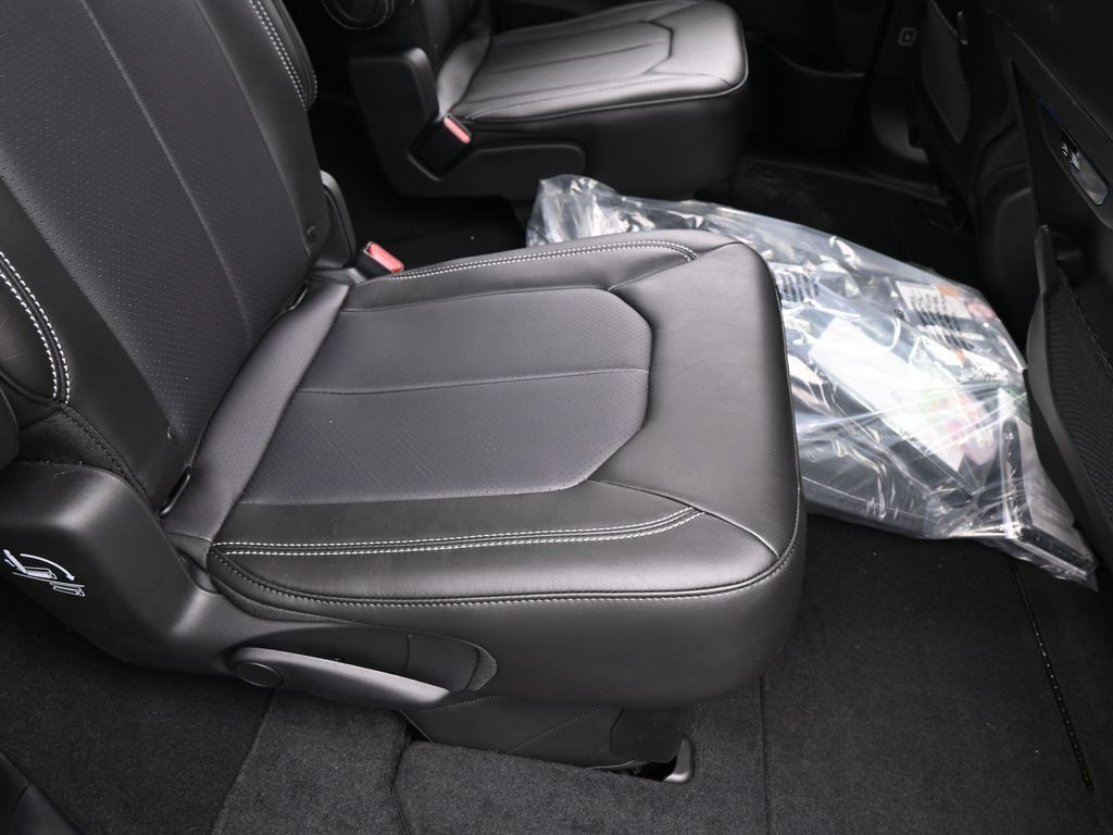 New 2026 Silver Mist Clearcoat Chrysler Select image 36