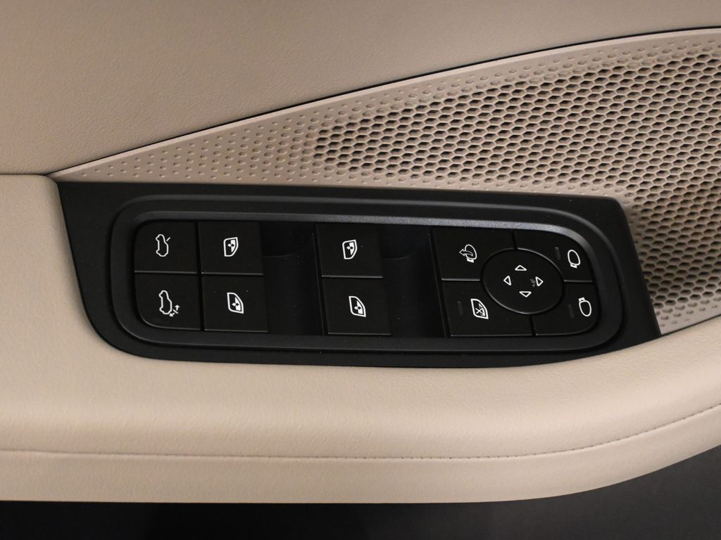 Thumbnail: 2026 Porsche Macan - 31