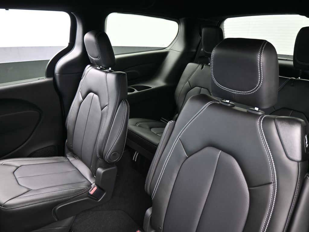 New 2026 Diamond Black Crystal Pearlcoat Chrysler Select image 30