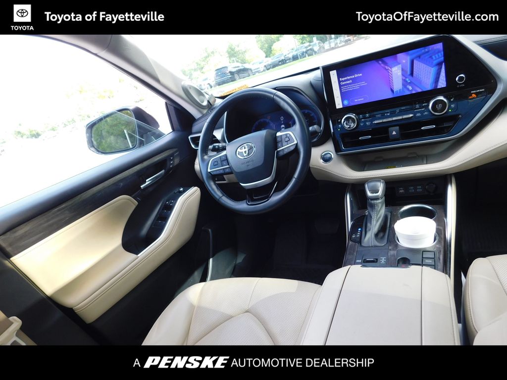 Thumbnail: 2023 Toyota Highlander - 7