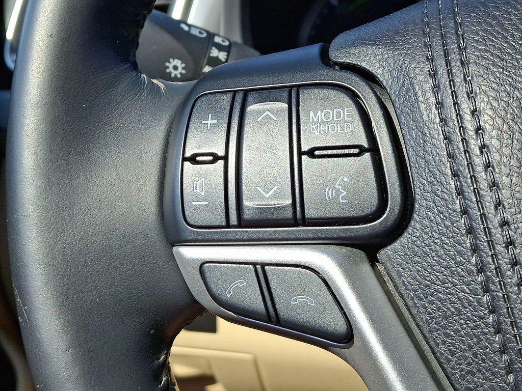 Thumbnail: 2017 Toyota Highlander - 22
