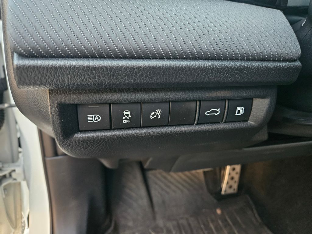 2025 Toyota Camry SE 18
