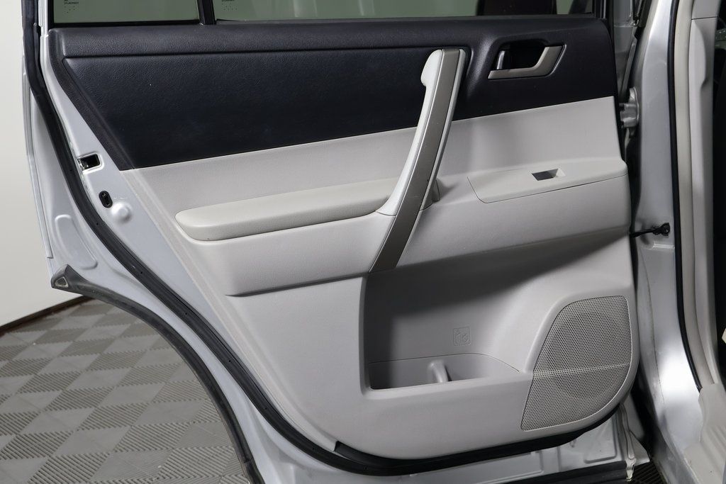 Thumbnail: 2010 Toyota Highlander - 14