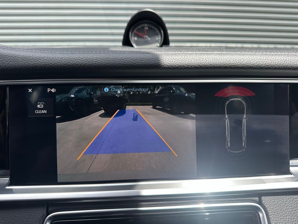 2018 Porsche Panamera  27