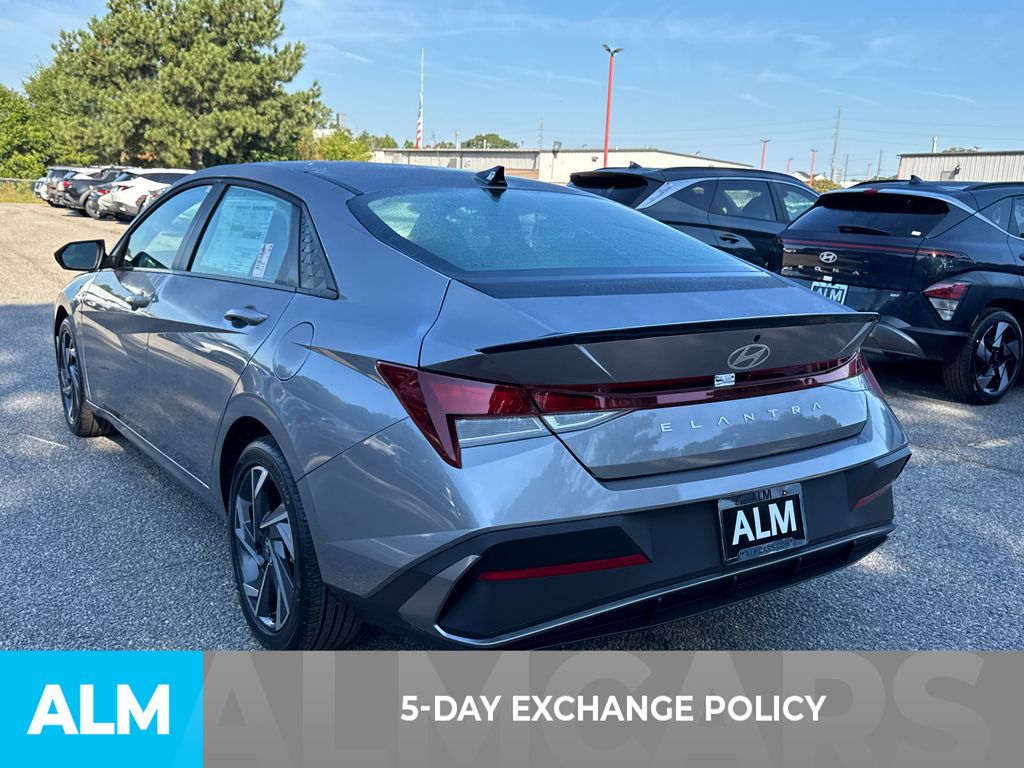 2025 Hyundai Elantra SEL Sport photo 3