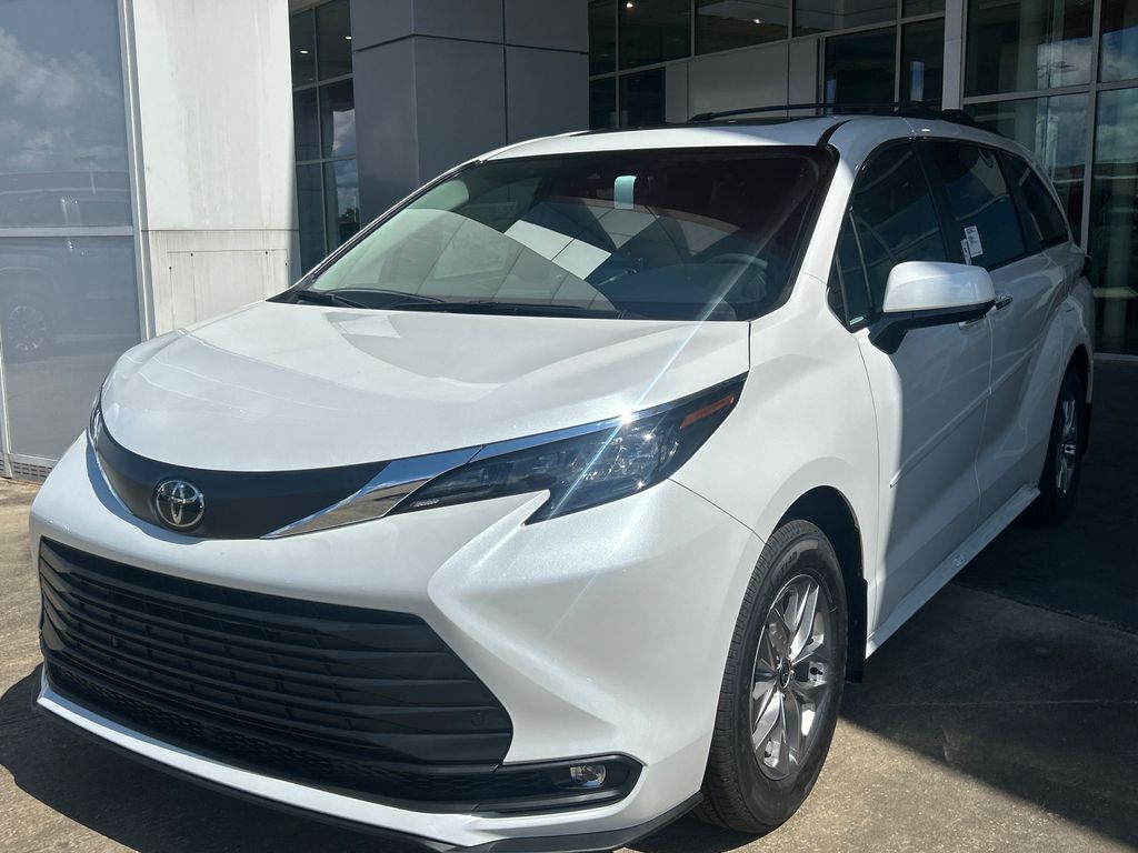 2026 Toyota Sienna XLE 8-Passenger Hybrid FWD's photo