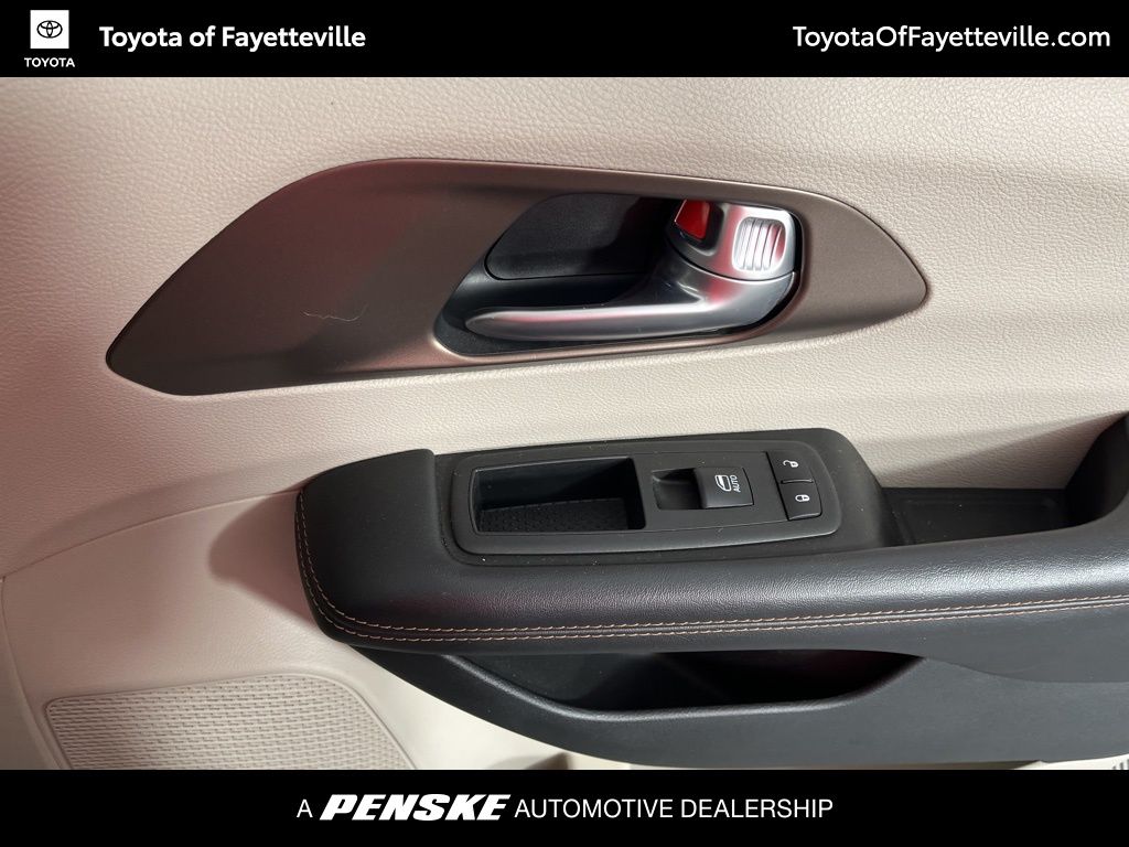 Thumbnail: 2018 Chrysler Pacifica - 23