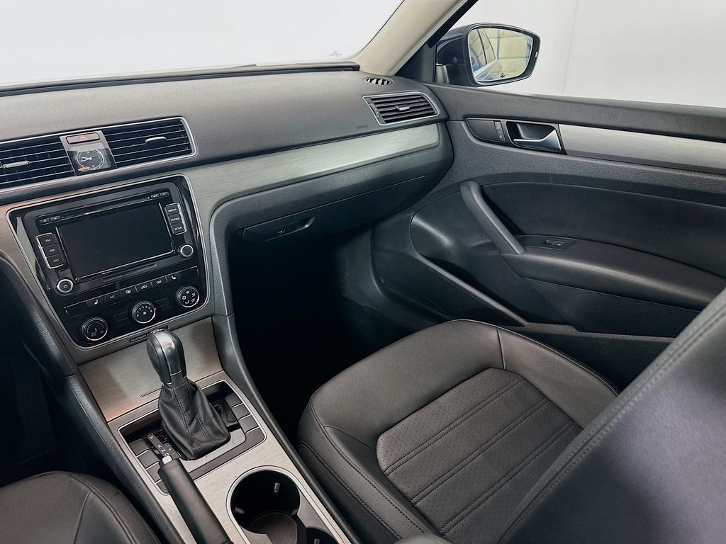 2014 Volkswagen Passat SE 23