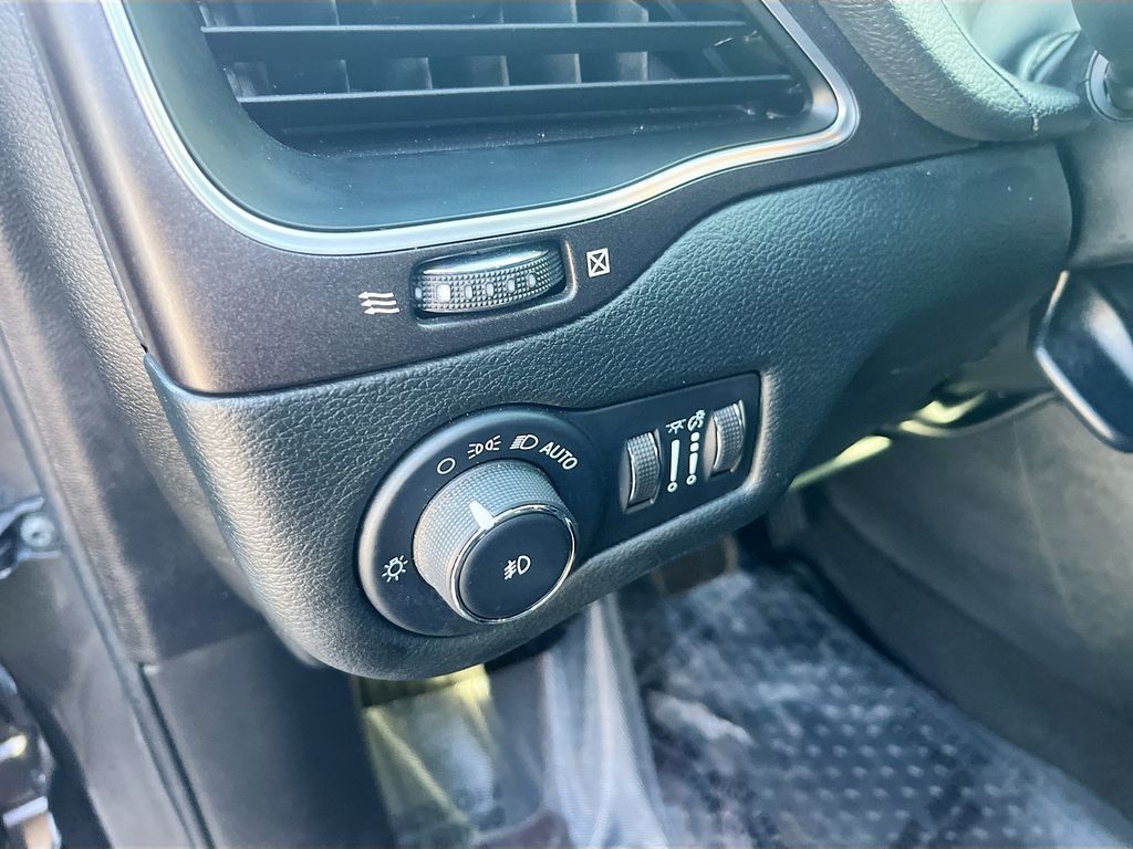 Used 2022 Gray Jeep Trailhawk image 10