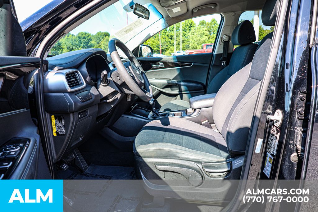 Used 2018 Black Kia L image 18