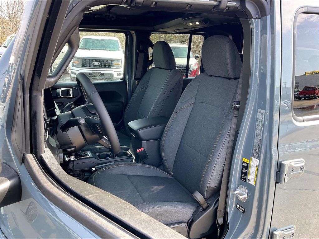 2026 Jeep Gladiator — photo 11