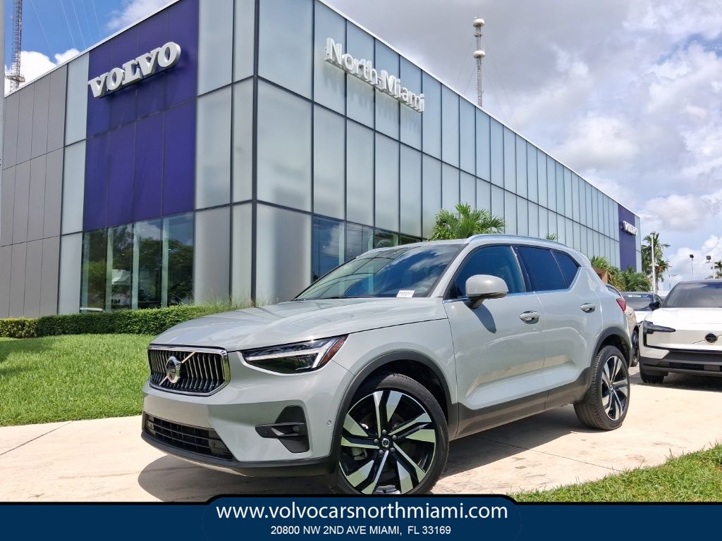 2025 Volvo XC40 B5 Plus Bright Theme