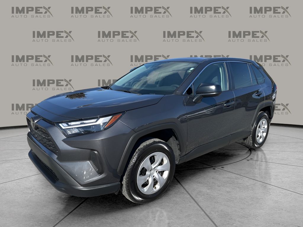 2025 Toyota RAV4 LE's photo