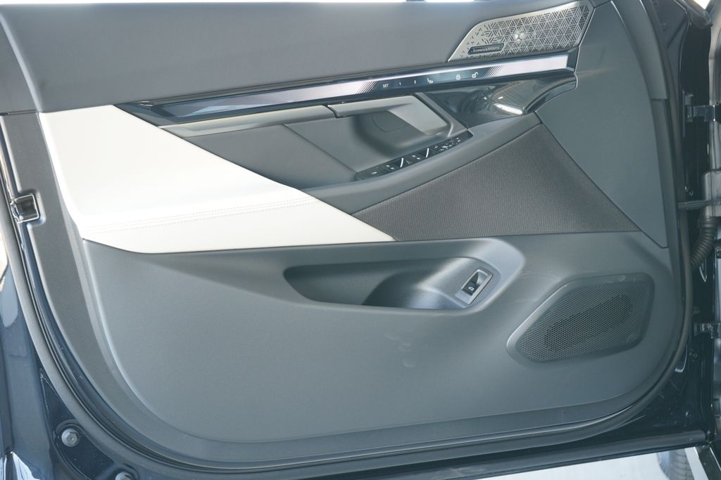 Thumbnail: 2026 BMW i5 - 10