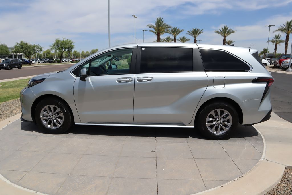 2025 Toyota Sienna LE 8