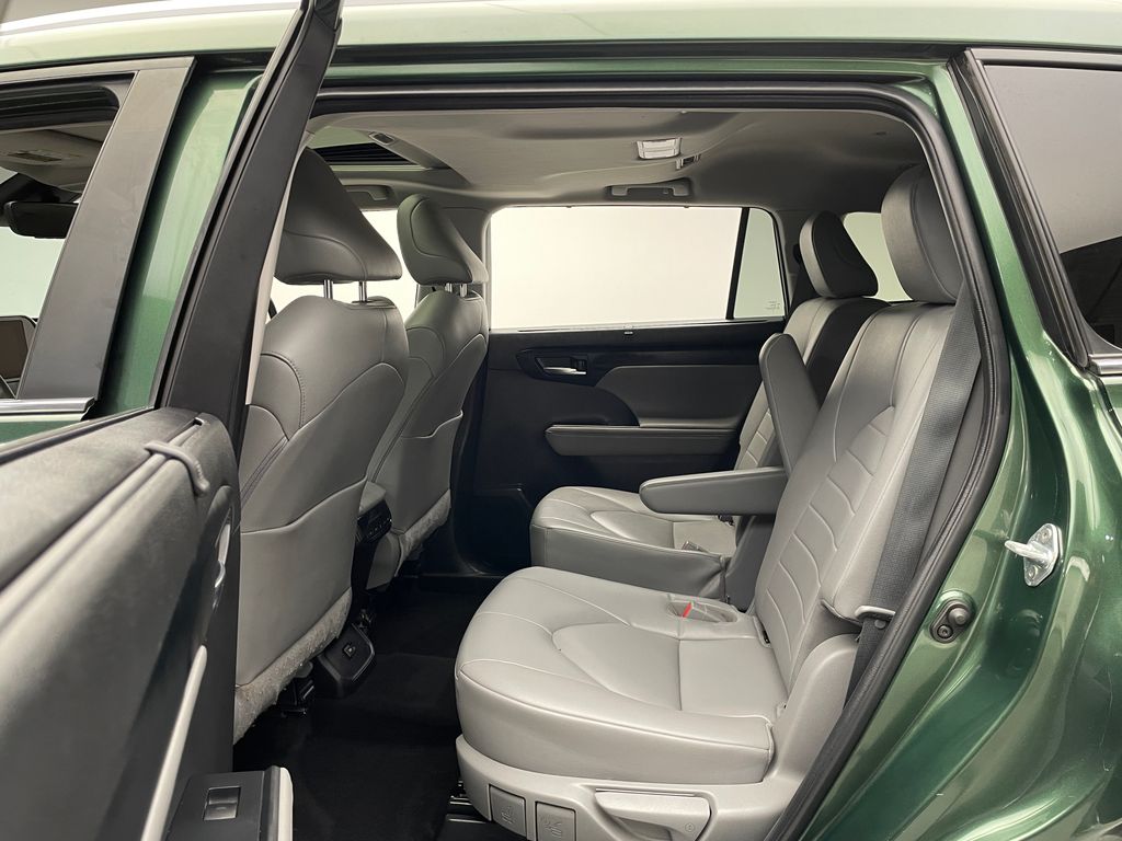2023 Toyota Highlander XLE 16