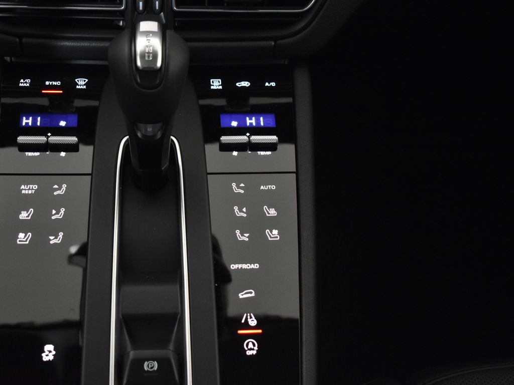 Thumbnail: 2026 Porsche Macan - 26