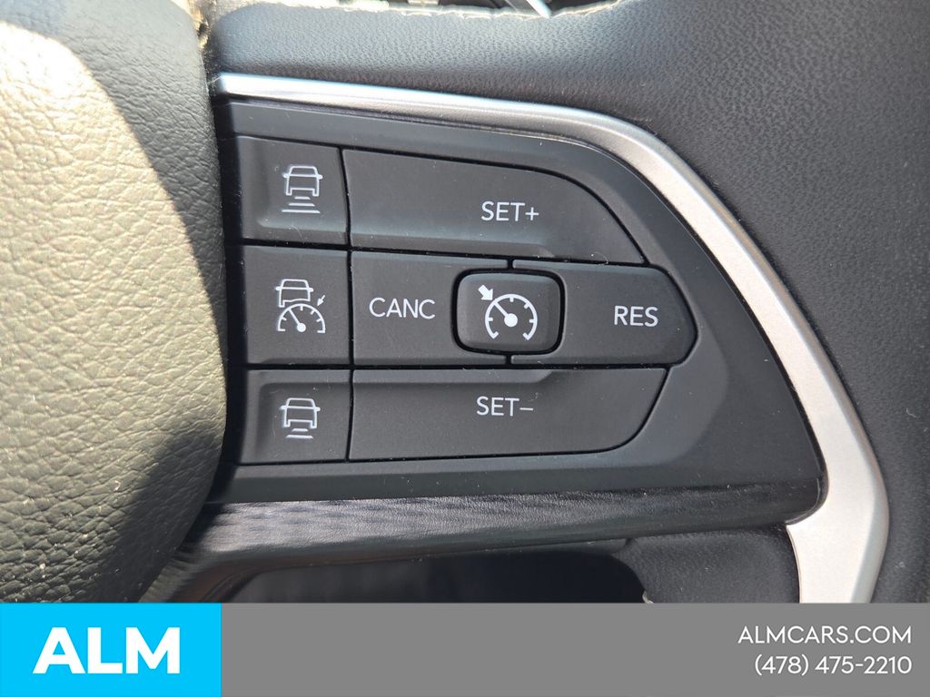 Used 2023 White Jeep Altitude image 27