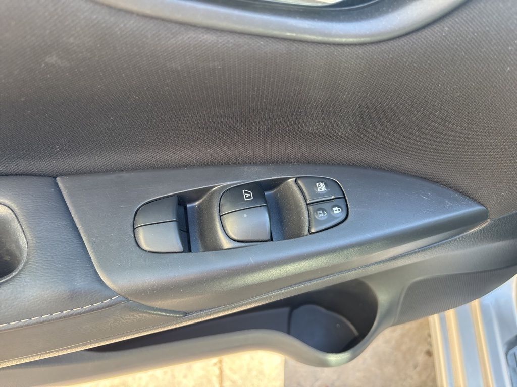 Used 2019 Silver Nissan S image 21