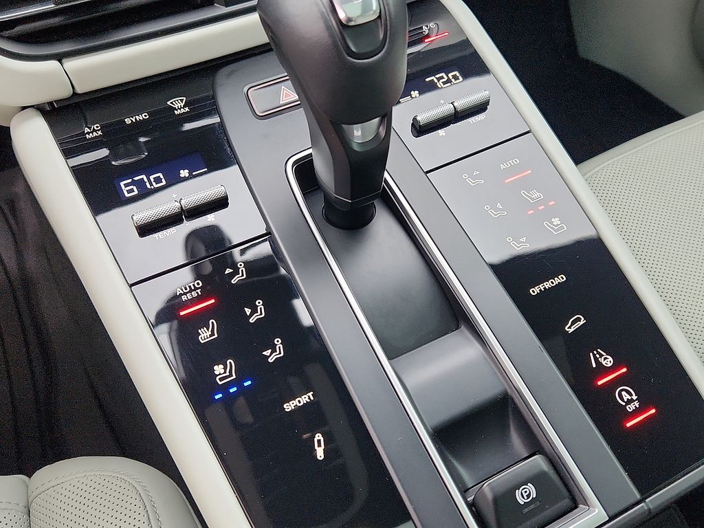 Thumbnail: 2022 Porsche Macan - 16