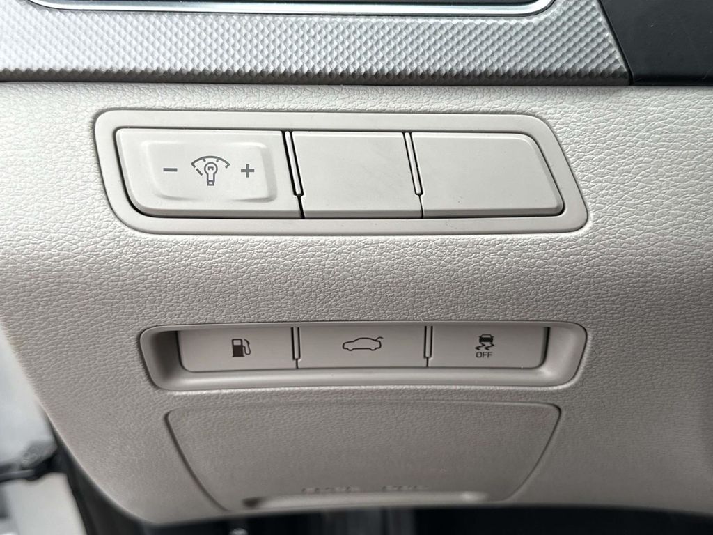 Used 2015 Silver Hyundai SE image 29