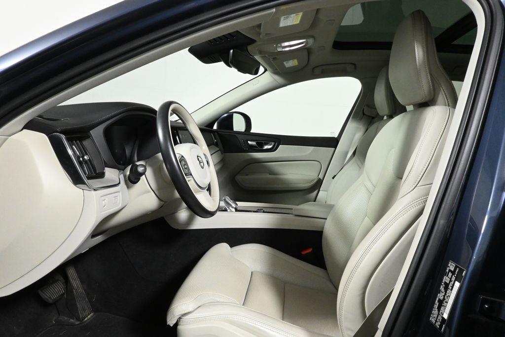 Thumbnail: 2022 Volvo XC60 - 3