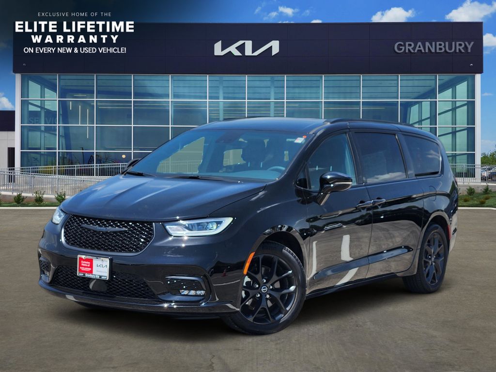 Diamond Black Crystal Pearlcoat 2026 Chrysler Pacifica Minivan Front-Wheel Drive 9-Speed Automatic