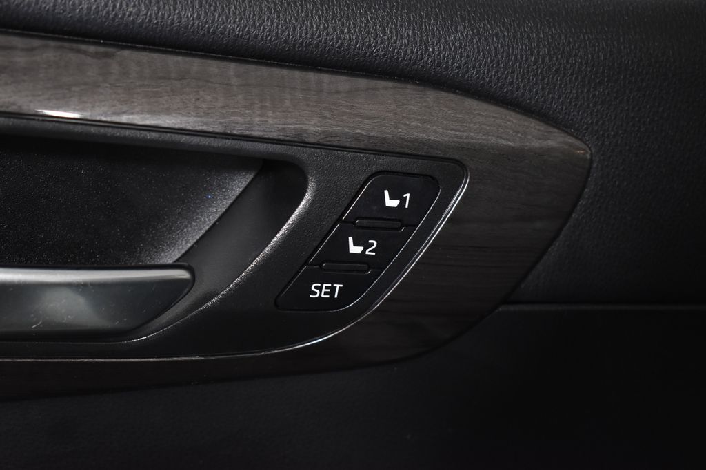 Thumbnail: 2022 Toyota Highlander - 32