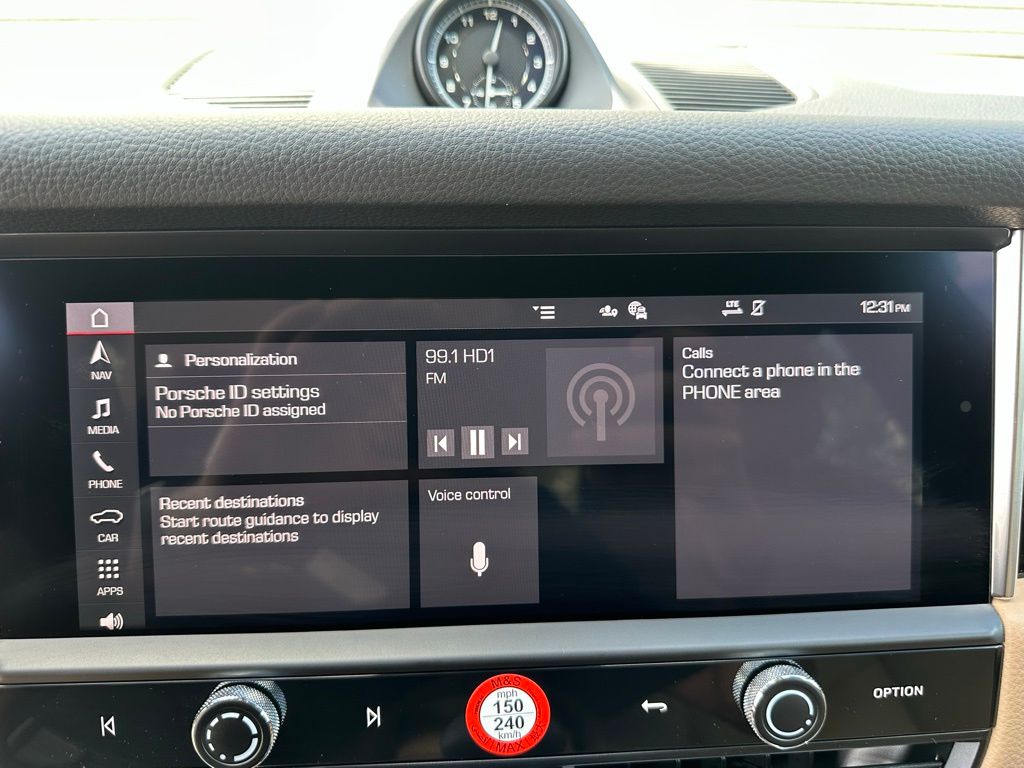 2025 Porsche Macan  21