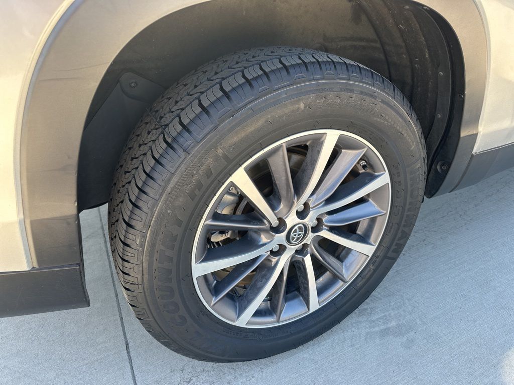 2019 Celestial Silver Metallic Toyota Highlander XLE FWD SUV