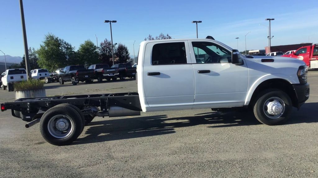 2024 RAM 3500 Chassis Tradesman - Photo 9