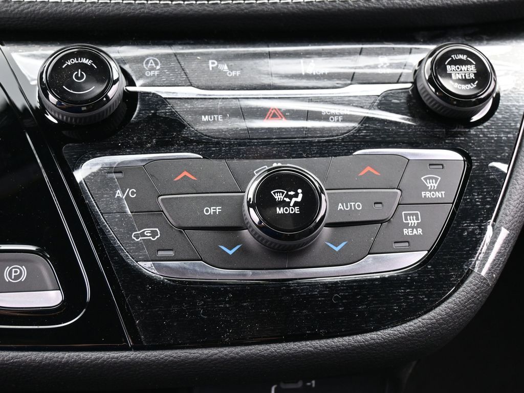 New 2026 Diamond Black Crystal Pearlcoat Chrysler Select image 18