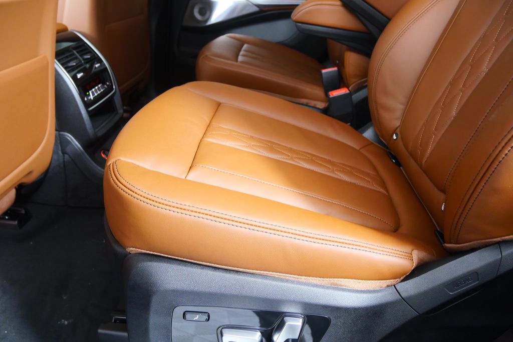 Thumbnail: 2026 BMW X7 - 15