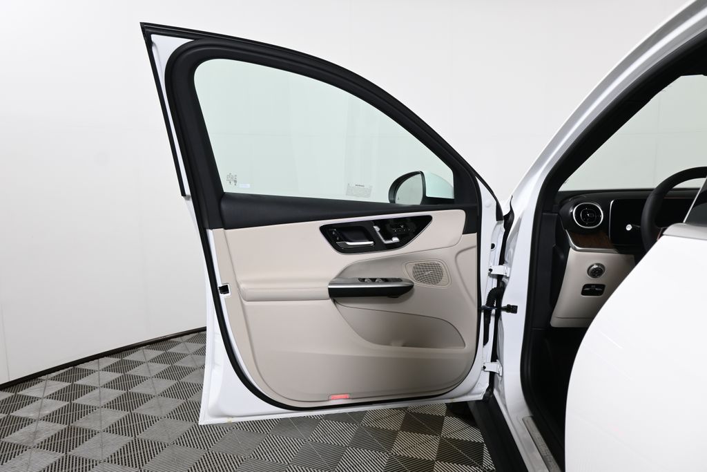 Thumbnail: 2027 Mercedes-Benz GLC - 28