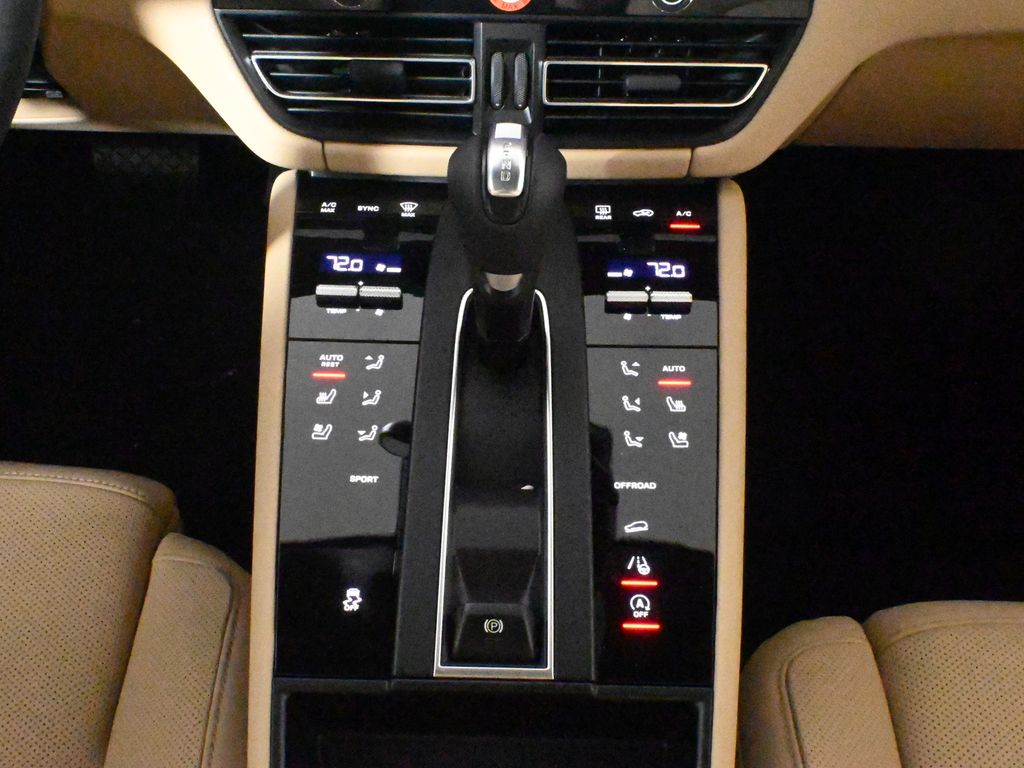 Thumbnail: 2025 Porsche Macan - 27