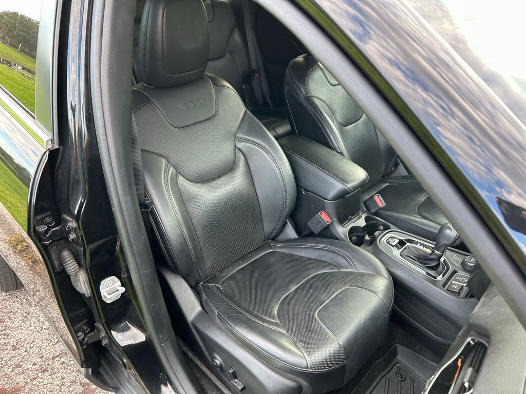 Thumbnail: 2019 Jeep Cherokee - 14