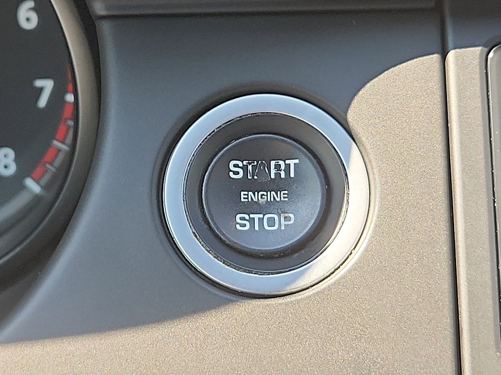 Thumbnail: 2019 Land Rover Discovery Sport - 25