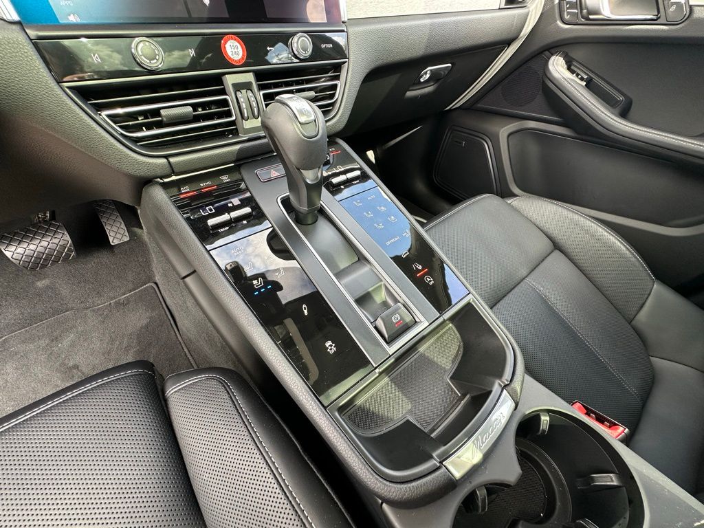 Thumbnail: 2025 Porsche Macan - 29