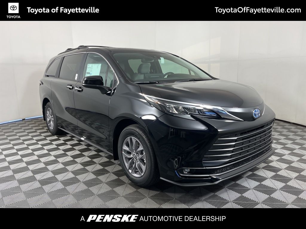 2025 Toyota Sienna XLE 18