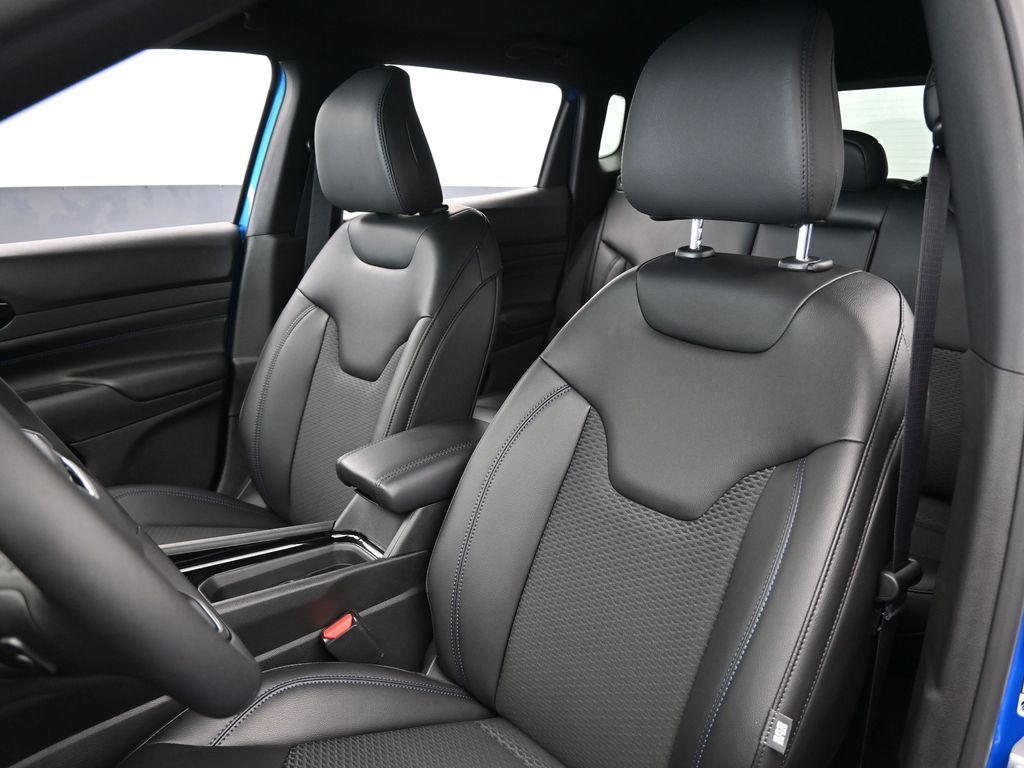 New 2026 Hydro Blue Pearlcoat Jeep Latitude image 10