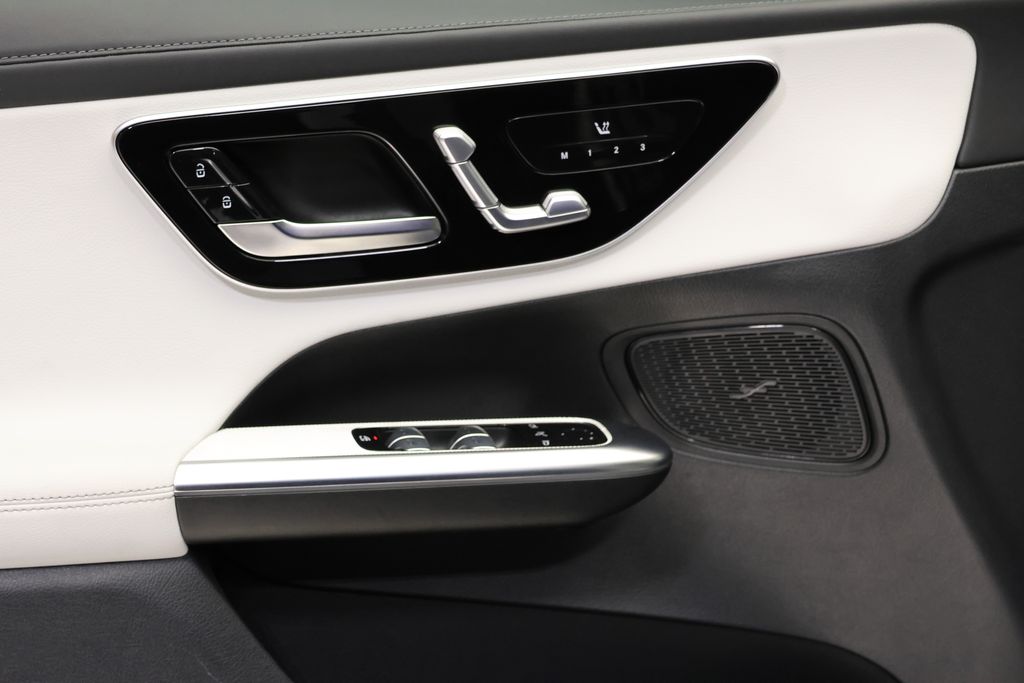 Thumbnail: 2025 Mercedes-Benz GLC - 32