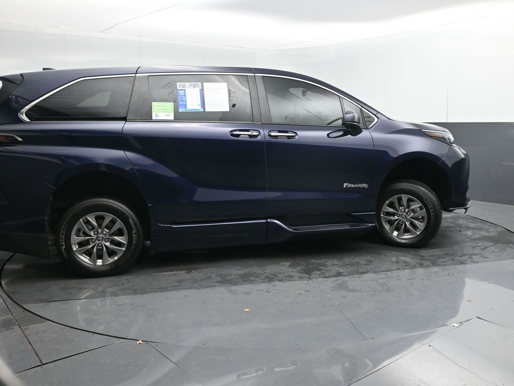 2024 Toyota Sienna XLE