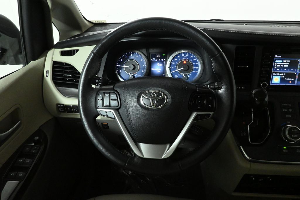 2019 Toyota Sienna XLE Premium 19