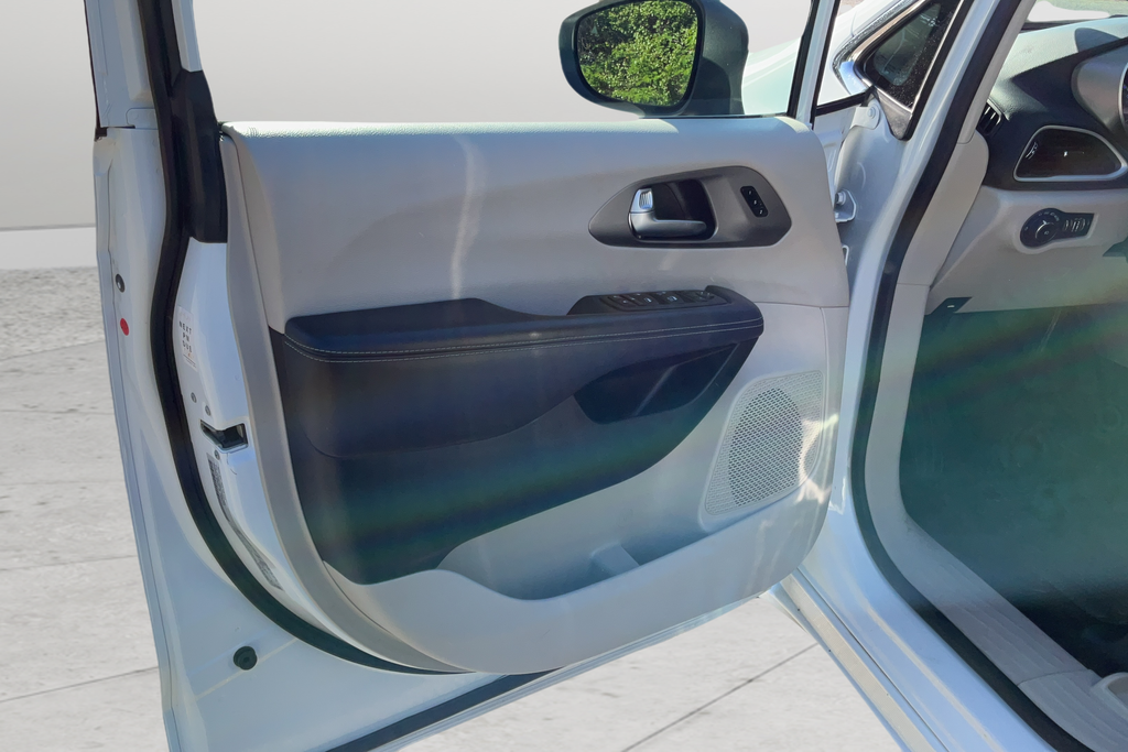 Used 2023 Chrysler Pacifica Touring L 4D Passenger Van