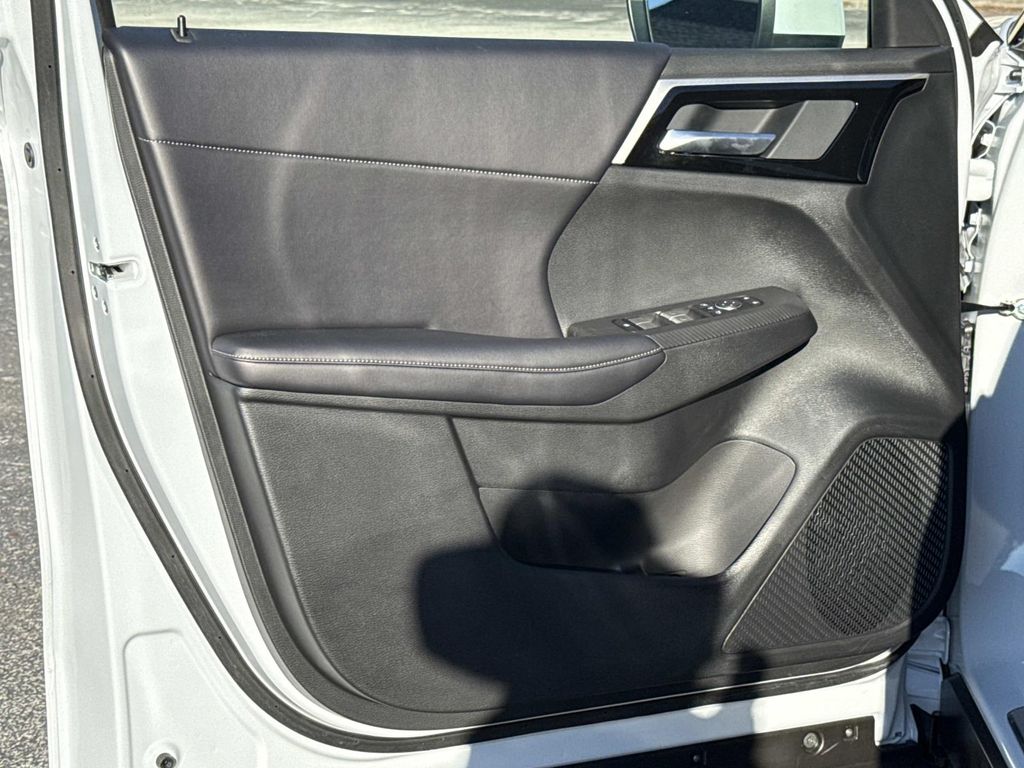 2025 Mitsubishi Outlander Plug-in Hybrid SE - Photo 19